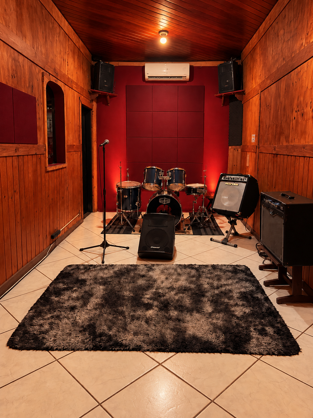 Sala B da MUSITEC, com 21 m², bateria, microfone, amplificadores e tratamento acústico